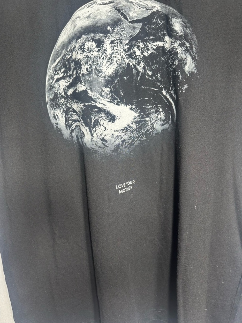 Black Short-Sleeve Graphic Tee with Earth Print size XL like new - Picture 2 of 7